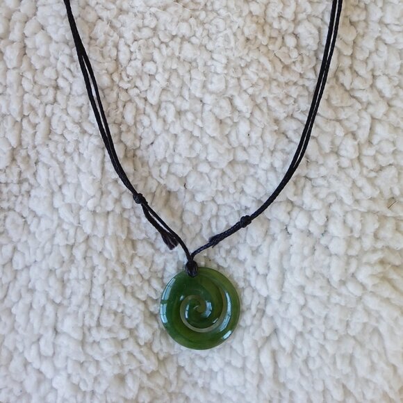 Greenstone Twist carving New Zealand Pounamu Jade necklace - Picture 1 of 4